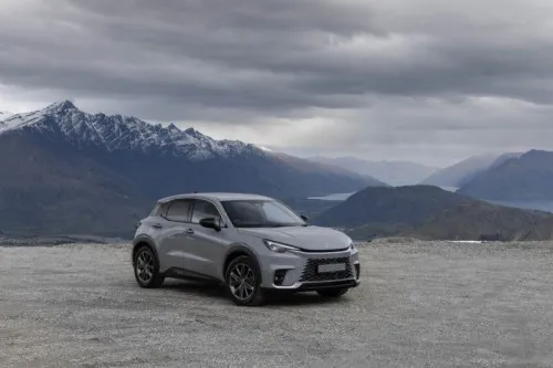 Der Lexus LBX überzeugt mit einem dynamischen und eleganten Erscheinungsbild, das durch die markante Lexus-Spindelgrill-Front geprägt wird.