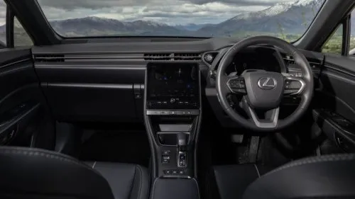 Das digitale 12,3-Zoll-Kombiinstrument und ein zentral platzierter 9,8-Zoll-Touchscreen für das Infotainment sorgen für eine intuitive Bedienung.