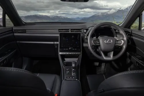 Das digitale 12,3-Zoll-Kombiinstrument und ein zentral platzierter 9,8-Zoll-Touchscreen für das Infotainment sorgen für eine intuitive Bedienung.