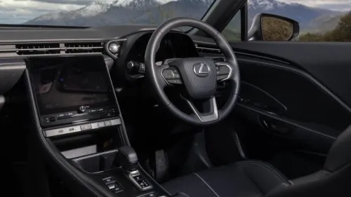 Mit der Lexus Link-App sind smarte Funktionen wie Fernbedienung und Fahrzeugstatus-Überwachung möglich, während die Integration von Apple CarPlay und Android Auto den Komfort erhöht.