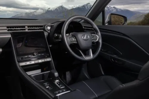 Mit der Lexus Link-App sind smarte Funktionen wie Fernbedienung und Fahrzeugstatus-Überwachung möglich, während die Integration von Apple CarPlay und Android Auto den Komfort erhöht.