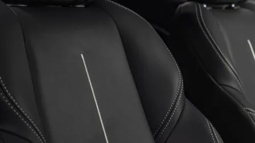 Im Innenraum setzt der Lexus LBX auf hochwertige Materialien und eine übersichtliche Gestaltung, die Komfort und Luxus vereint.