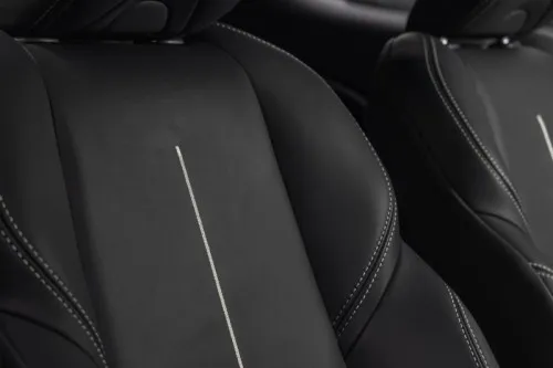 Im Innenraum setzt der Lexus LBX auf hochwertige Materialien und eine übersichtliche Gestaltung, die Komfort und Luxus vereint.