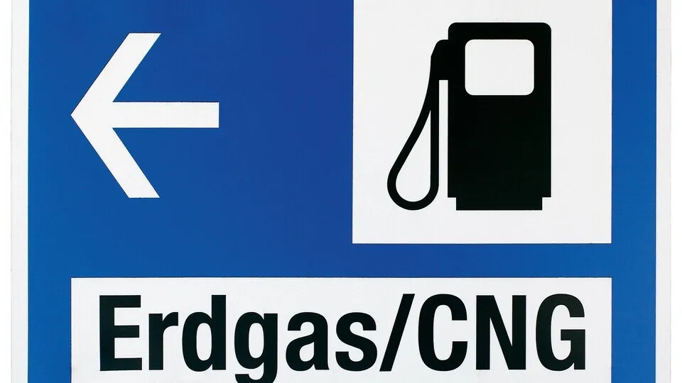 Hinweisschild fuer Erdgas-Tankstelle