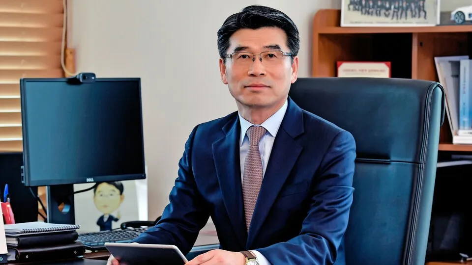 Im Interview verrät Kia-Chef Ho-Sung Song, dass erschwingliche E-Autos aus Korea auf dem Weg sind und erklärt warum es noch etwas dauert.