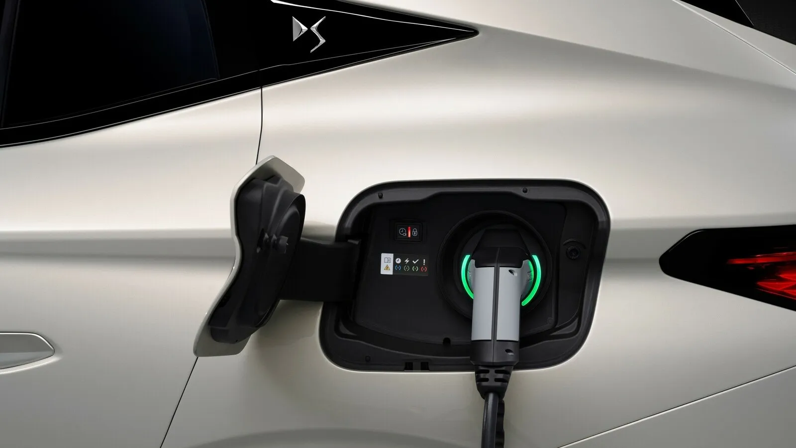 Rein elektrisch gibt es den DS4 nicht, dafür aber als 225 PS starken Plug-in-Hybrid.