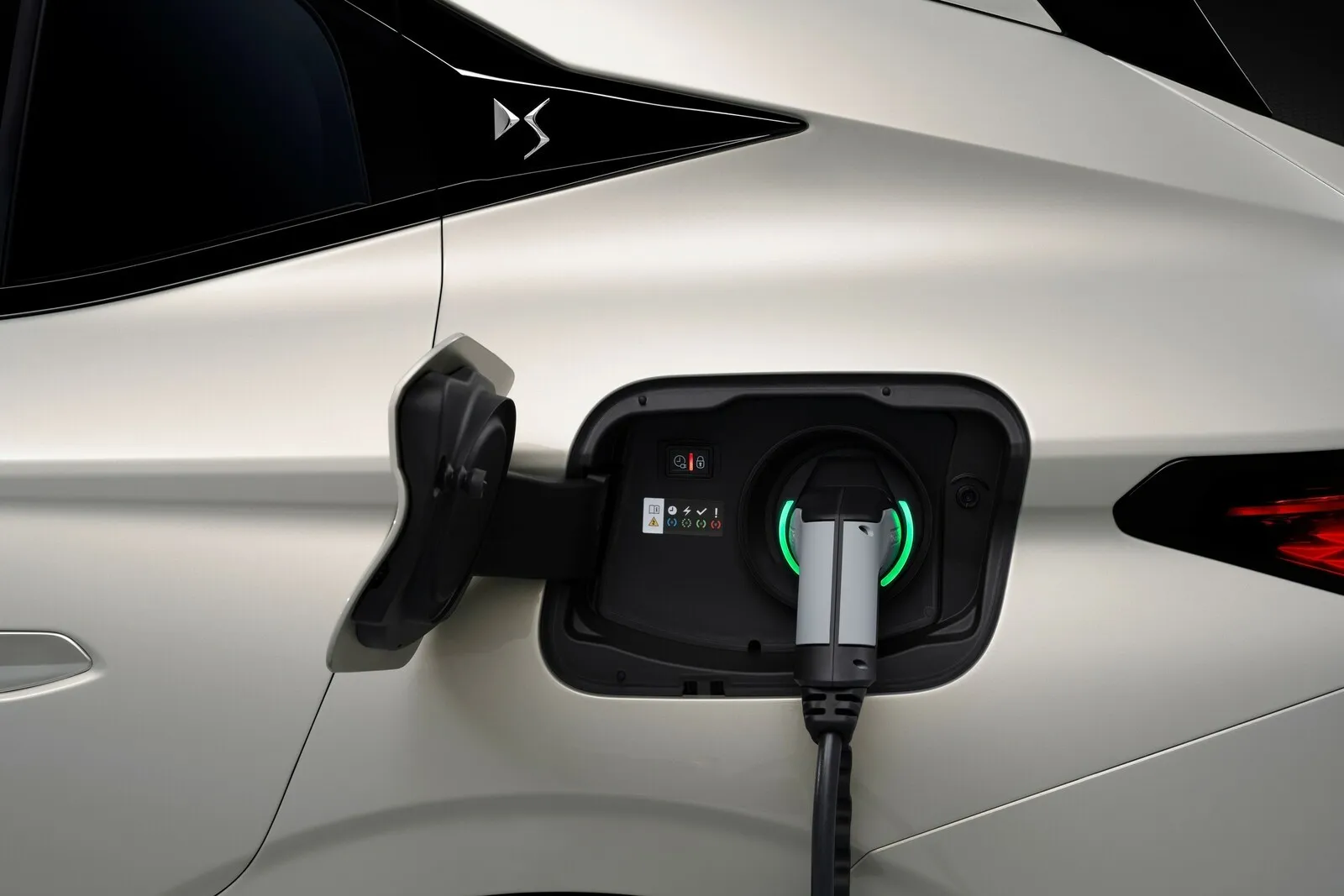 Rein elektrisch gibt es den DS4 nicht, dafür aber als 225 PS starken Plug-in-Hybrid.