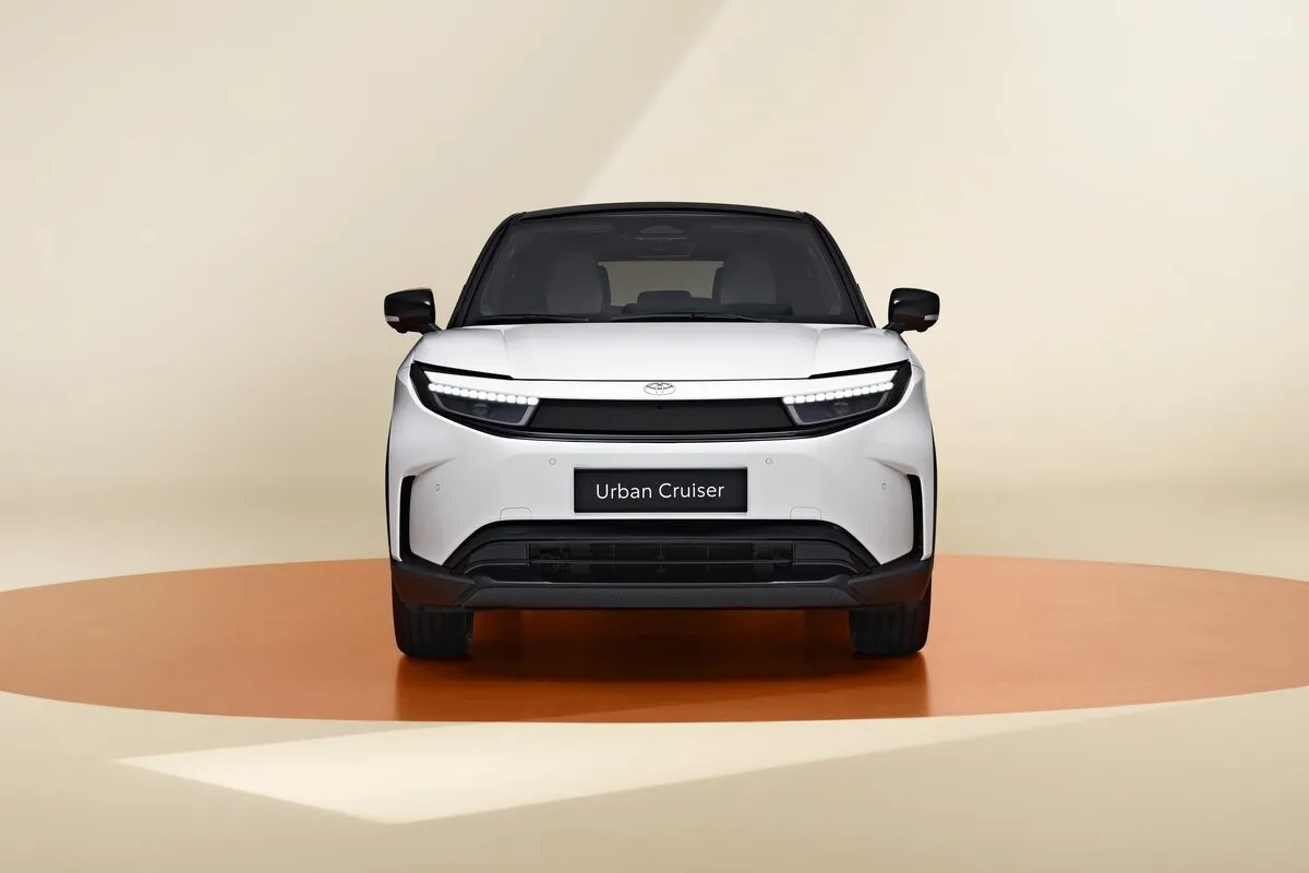 Der neue Toyota Urban Cruiser präsentiert sich mit einer markanten „Hammerhead“-Frontpartie und muskulösen Stoßfängern.
