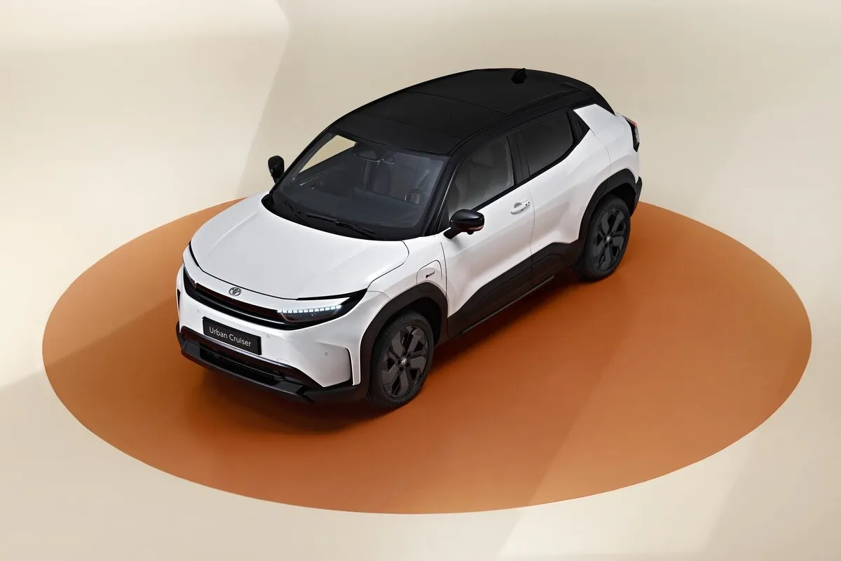 Klare Linien und eine zweifarbige Lackierung mit kontrastierendem Dach verleihen dem SUV einen urbanen Charakter.