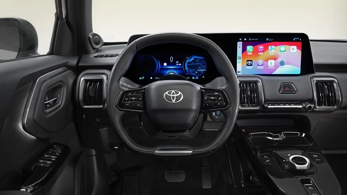 Das System bietet Cloud-basierte Navigation mit Echtzeit-Verkehrsinformationen und Smartphone-Integration für Apps und Dienste. Die intuitive Bedienung sorgt für ein nahtloses Fahrerlebnis, ergänzt durch optionale Features wie ein Premium-Audiosystem von JBL.