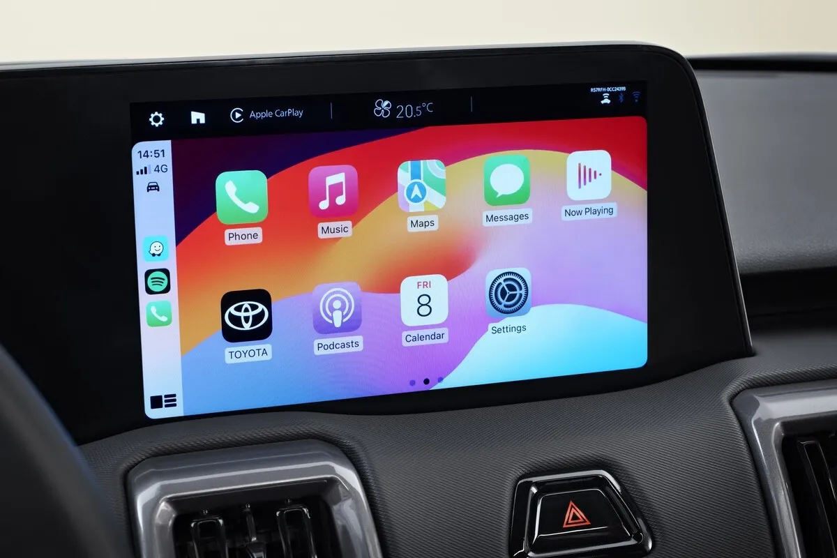 Das digitale Cockpit des Urban Cruiser umfasst ein nahtlos integriertes 10,25-Zoll-Kombiinstrument und ein 10,1-Zoll-Multimediadisplay.