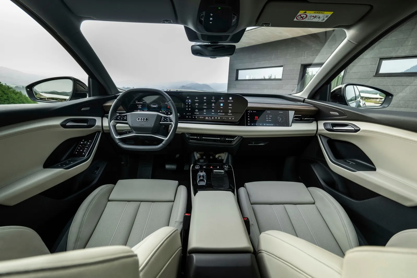Das Cockpit bietet ein innovatives 14,5-Zoll-Touchdisplay und ein Digitalcockpit, die eine intuitive Steuerung und klare Darstellung von Informationen ermöglichen.