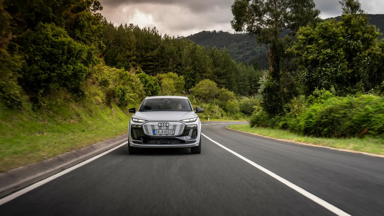 Der Audi Q6 e-tron beeindruckt mit einer eleganten Frontpartie, geprägt von einem geschlossenen Singleframe-Grill und digitalen Matrix-LED-Scheinwerfern.
