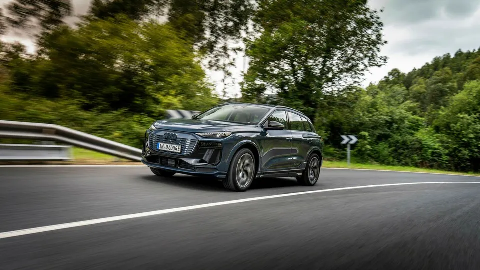 Audi schiebt die Basisvariante des Q6 nach. Ab sofort ist der Elektro-SUV zu einem Einstiegspreis von 63.500 Euro bestellbar.