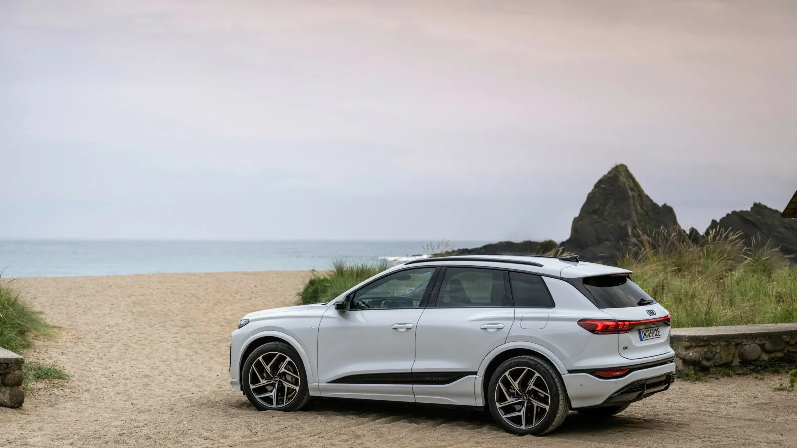 Die dynamische Seitenlinie und die durchgehenden OLED-Rückleuchten am Heck verleihen dem SUV eine moderne und aerodynamische Optik.