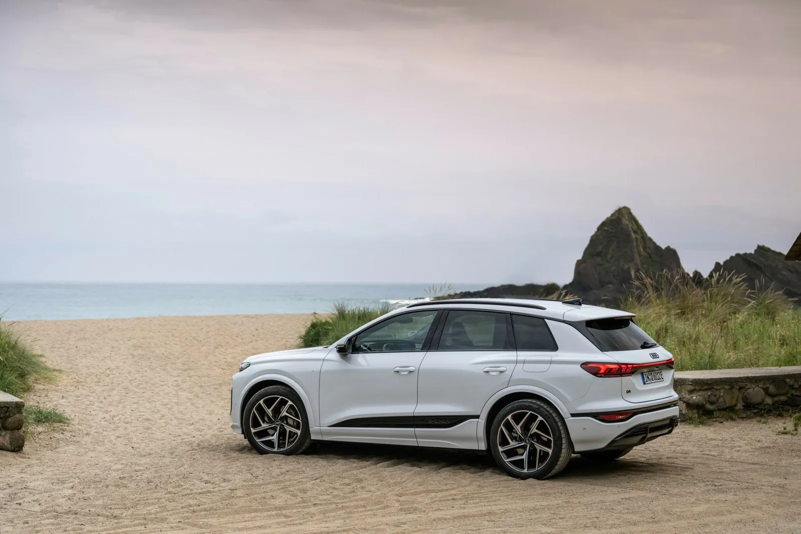 Die dynamische Seitenlinie und die durchgehenden OLED-Rückleuchten am Heck verleihen dem SUV eine moderne und aerodynamische Optik.