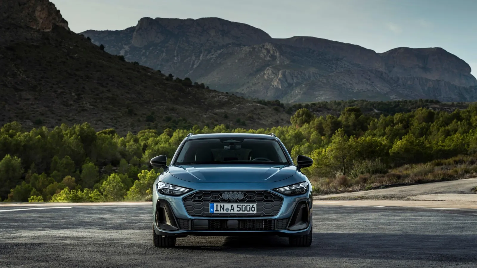 Der Audi A5 überzeugt mit einer sportlichen und zugleich eleganten Linienführung, die durch den breiten Singleframe-Grill und markante Lufteinlässe zusätzlich betont wird.