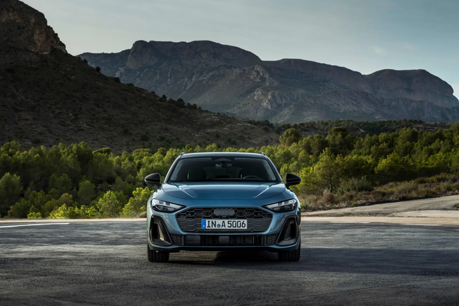 Der Audi A5 überzeugt mit einer sportlichen und zugleich eleganten Linienführung, die durch den breiten Singleframe-Grill und markante Lufteinlässe zusätzlich betont wird.