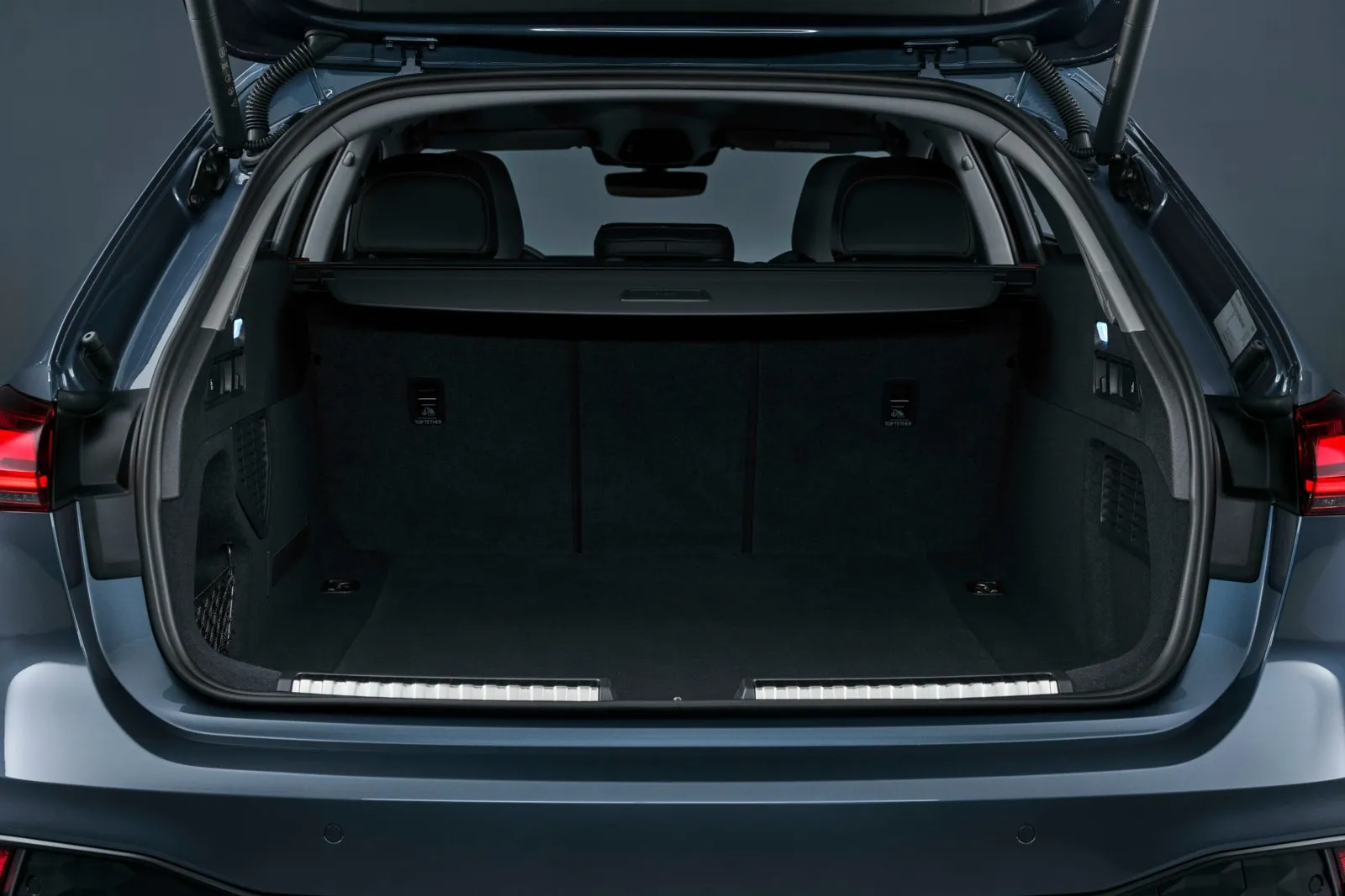 Mit einem großzügigen Stauraumvolumen von bis zu 465 Litern bietet der Audi A5 ausreichend Platz für Gepäck, ideal für Reisen und den Alltag.