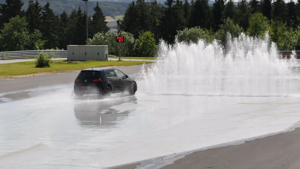 Was die Performance auf nasser Piste angeht, sieht der ADAC bei diversen Testkandidaten Nachholbedarf.