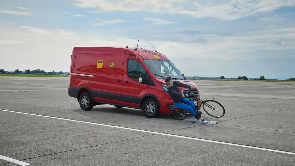 Der Notbremsassistent schützt auch Passanten und Radfahrer – so er denn im Transporter vorhanden ist.