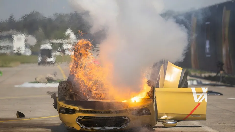 Um auf den verwundbaren Unterboden mit den dort platzierten Batterien hinzuweisen, simulierten die Unfallforscher einen Unfall, der durch das starke Beschleunigungspotential der E-Autos ausgelöst wurde.