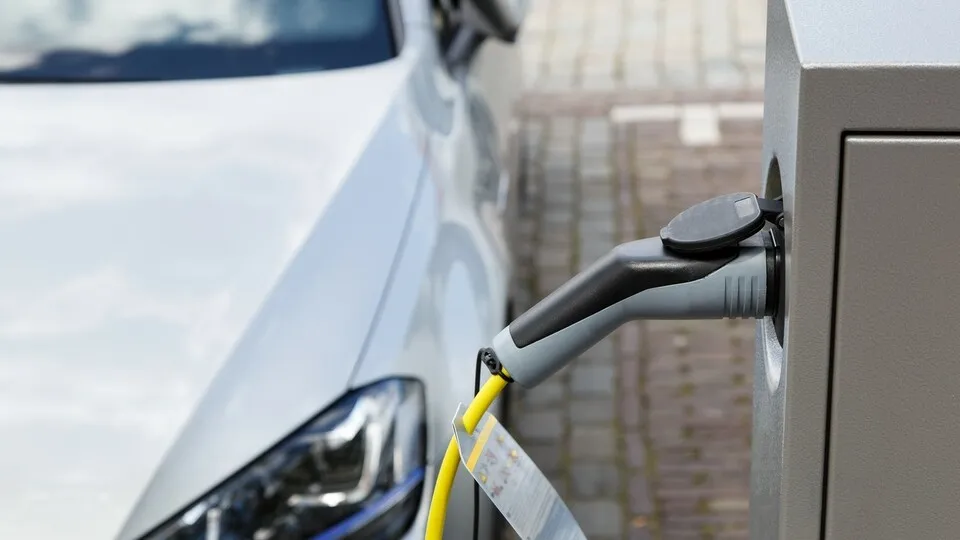 Ein Elektroauto steht an der Ladesäule