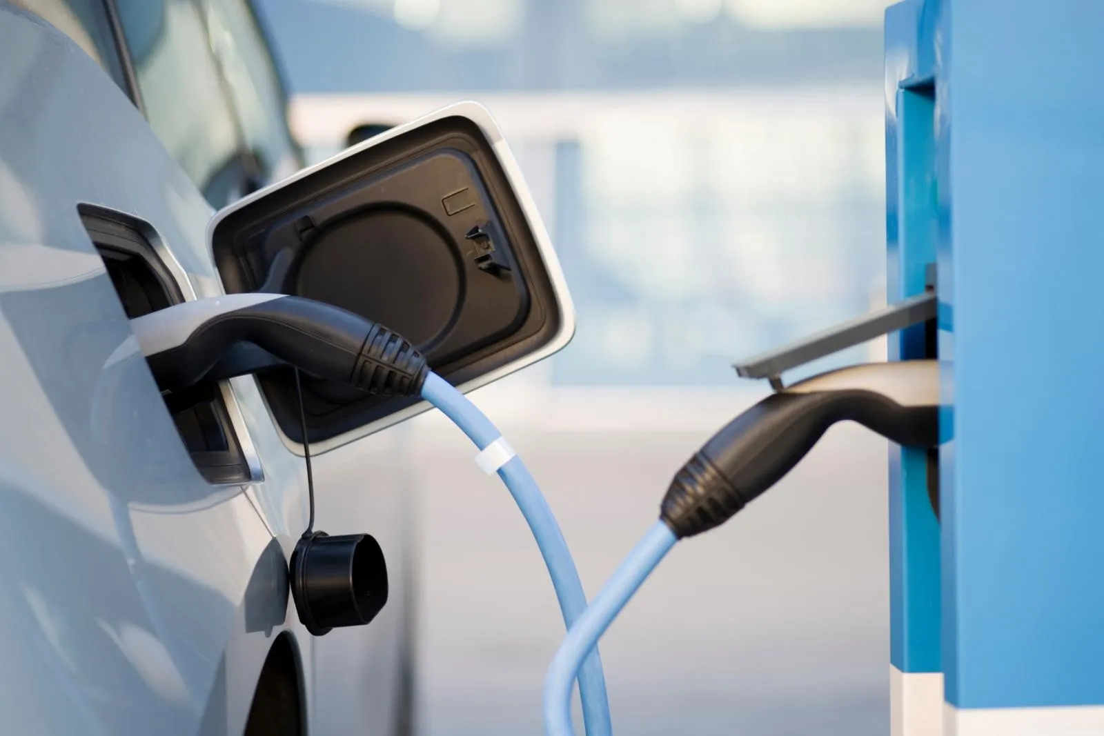 Nicht nur Fahrzeuge, auch Ladekabel von Elektroautos oder Plug-in-Hybriden müssen regelmäßig UVV-geprüft werden.