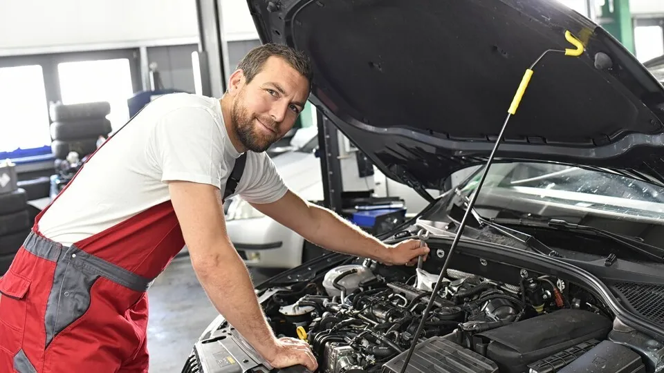 Mechaniker in der Werkstatt