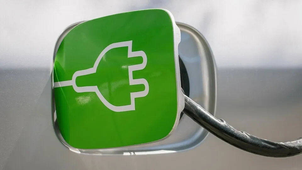 Das E-Auto laden: Zuhause, auf der Arbeit und an der E-Tankstelle