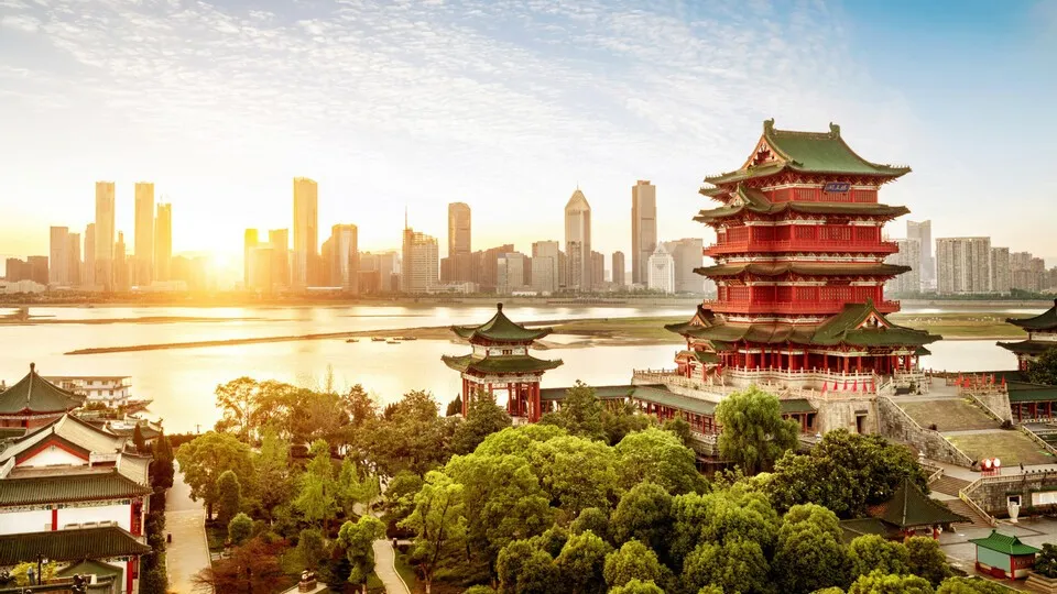 Chinesische Stadtlandschaft: Autohersteller aus dem Reich der Mitte fassen jetzt auch in Deutschland Fuß.