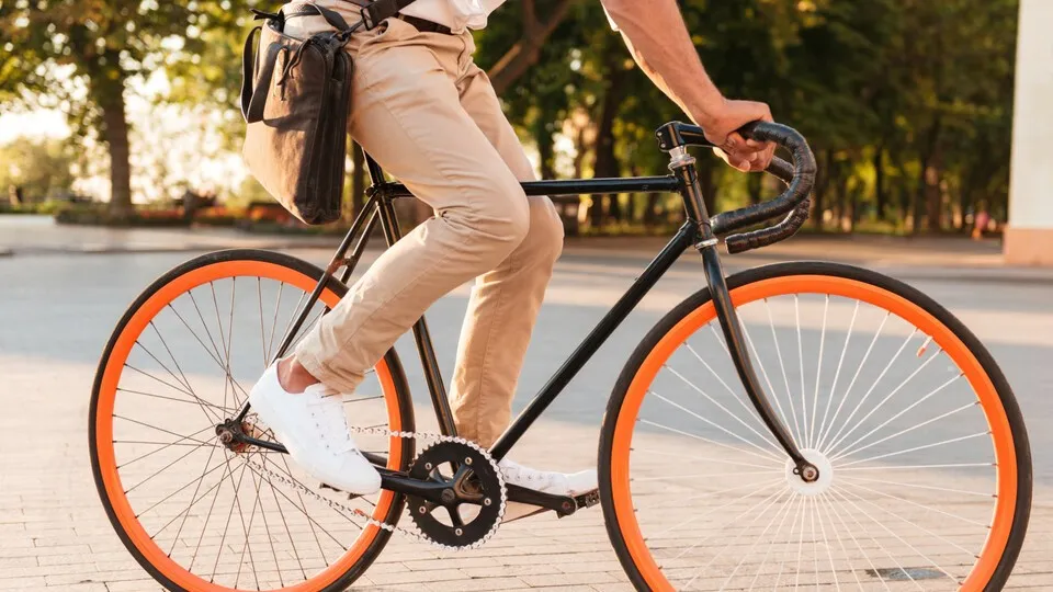 Nachhaltige Mobilität: Dienstrad-Leasing bietet Unternehmen steuerliche Vorteile und stärkt die Mitarbeiterbindung – besonders für KMU ein Gewinn.