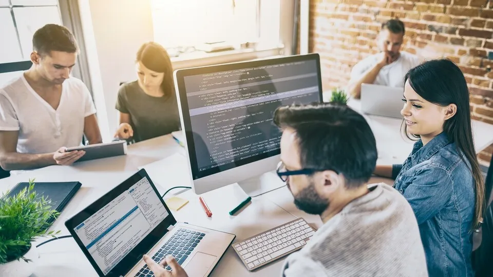 Arbeitskollegen im Büro
Developing programming and coding technologies. Website design. Programmer working in a software develop company office.