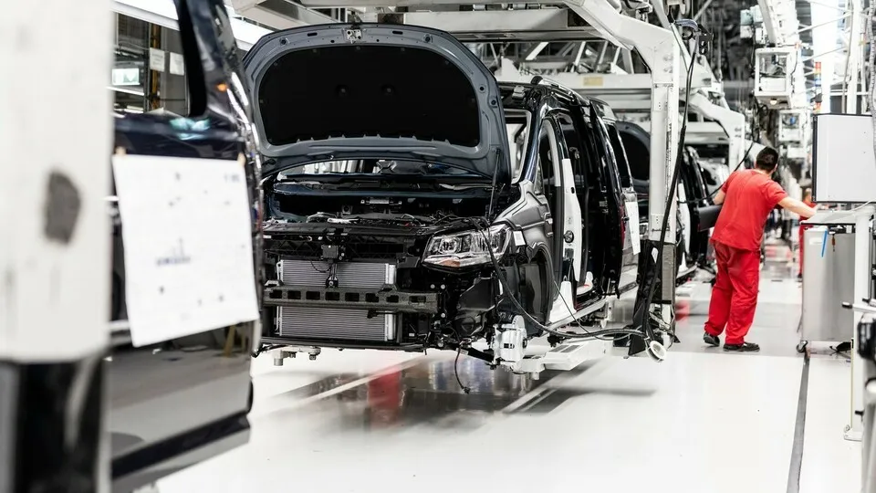Die Bänder in der Autoproduktion kommen zum Erliegen, Fahrzeuge werden nicht fertig gebaut, da wichtige Chips fehlen. Der deutsche Automarkt hat sich zu einem beachtlichen Teil von rund 70 Prozent von einem in Japan ansässigen Chiphersteller einseitig abhängig gemacht.