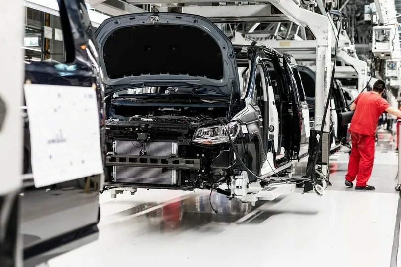 Die Bänder in der Autoproduktion kommen zum Erliegen, Fahrzeuge werden nicht fertig gebaut, da wichtige Chips fehlen. Der deutsche Automarkt hat sich zu einem beachtlichen Teil von rund 70 Prozent von einem in Japan ansässigen Chiphersteller einseitig abhängig gemacht.