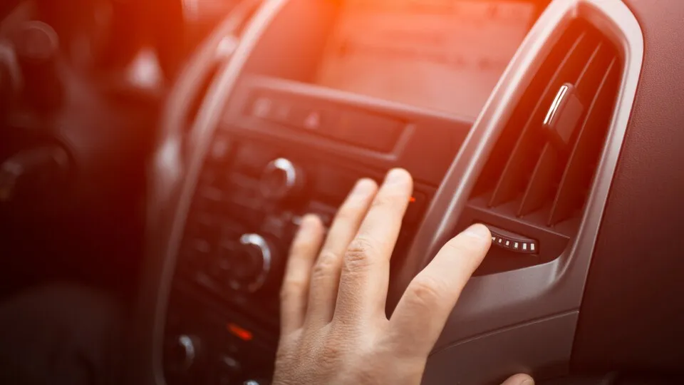 Im Sommer kann die Innentemperatur eines geparkten Autos schnell auf über 50 Grad Celsius ansteigen.