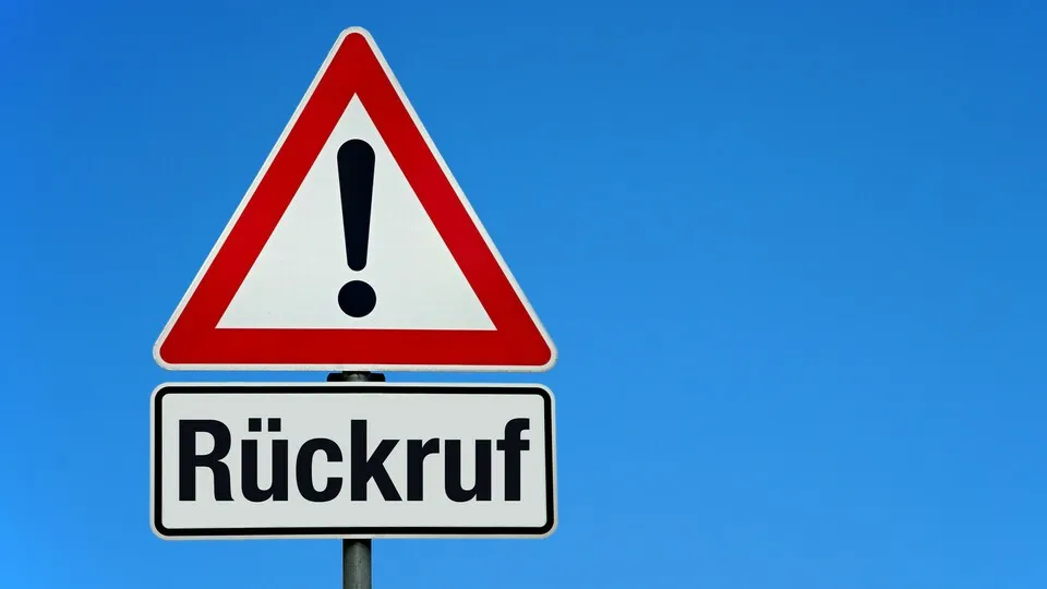 Rückrufe sind nichts Neues, allerdings in diesem Ausmaß doch ungewöhnlich. Allein im November 2021 wurden rund 240.000 Mercedes-Fahrzeuge in Deutschland aufgrund eines technischen Defekts zurückgerufen.