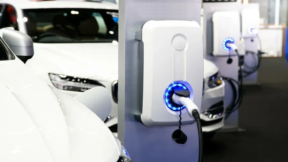 Ganze 47 Prozent der Flottenmanager geben die hohen Kosten als Hauptgrund für ihre Zurückhaltung an. Dabei bietet die Elektrifizierung langfristig ein großes Einsparpotenzial.