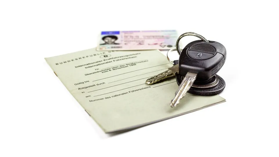 Rechtzeitig handeln: Für den Führerschein-Umtausch benötigen Sie ein biometrisches Passfoto, einen gültigen Ausweis und den aktuellen Führerschein.