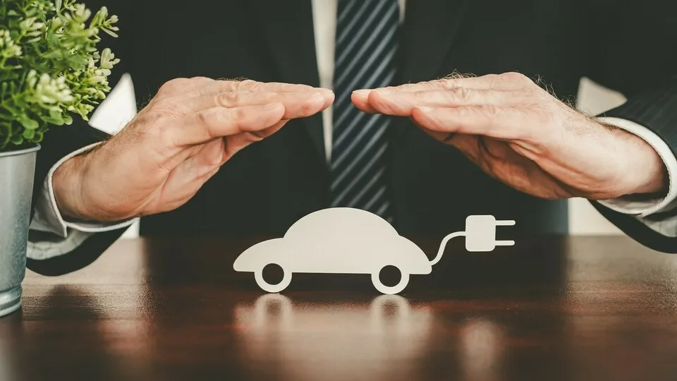 Mit dem Trend zum (teil-) elektrifizierten Fuhrpark verändern sich auch die Rahmenbedingungen für Versicherungen. Mittlerweile gibt es spezielle Flottenversicherungen für den E-Fuhrpark.