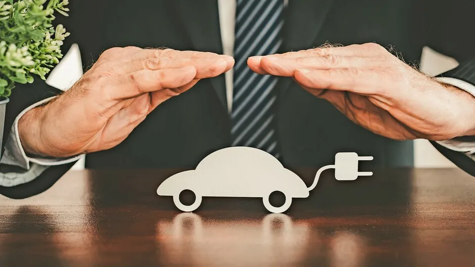 Immer mehr Elektroautos befinden sich in deutschen Fuhrparks – bei der Versicherung zählen spezifische Leistungen weiter zu den Trends.