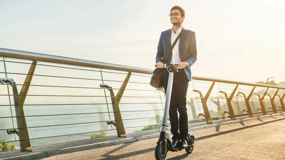 Micro-Mobility-Lösungen wie E-Scooter liegen auch in Unternehmen im Trend – beim betrieblichen Einsatz gilt es aber einiges zu beachten.