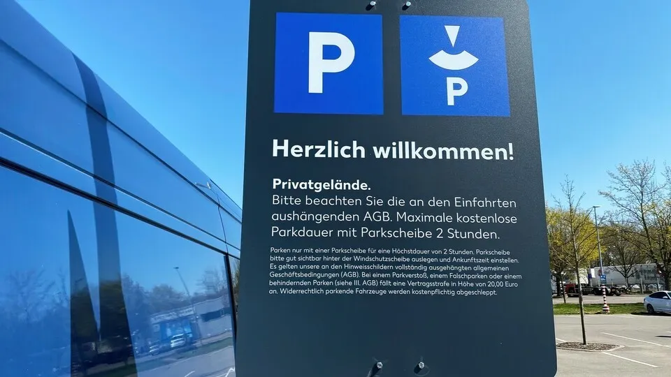 Wer auf privat betriebenen Parkplätzen kostenlos parken darf, muss sich an das Zeitlimit halten. Ansonsten drohen dem Fahrer Strafgebühren, dem Fuhrparkmanager Ärger und vom Halter eine Unterlassungserklärung.