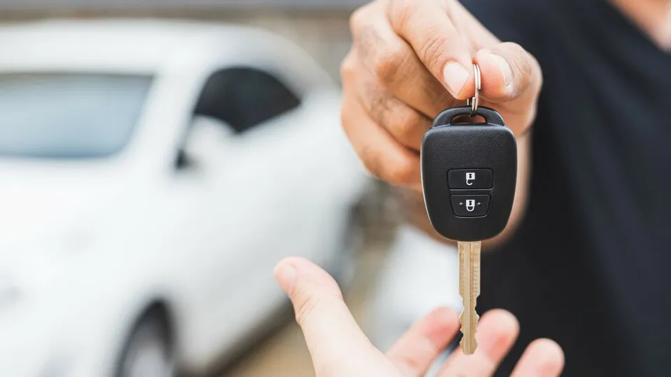 Neuer Gesetztesvorschlag: Künftig sollen Autohersteller gesetzlich verpflichtet werden, Zweitschlüssel oder digitale Schließcodes herauszugeben.