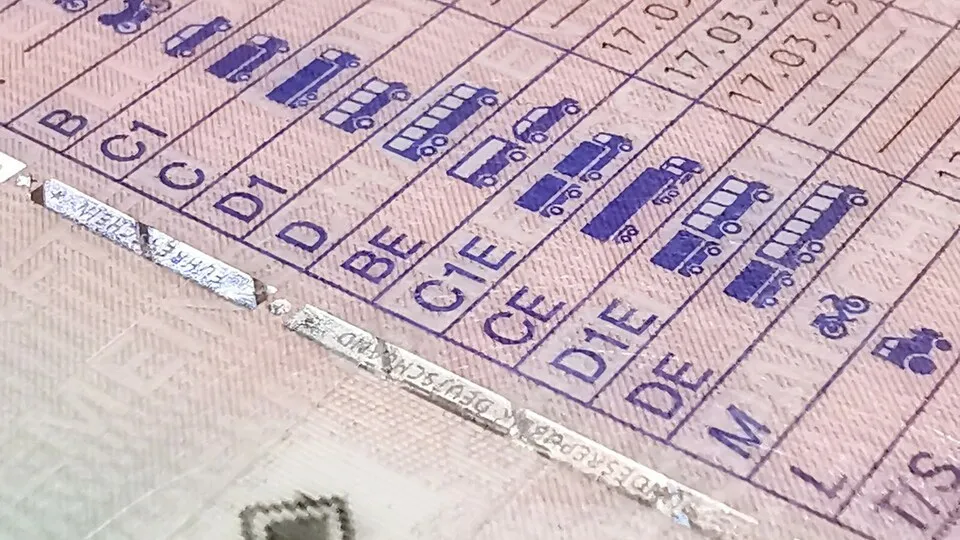 Die Führerscheinkontrolle  gehört zu den wichtigsten Pflichten für Fuhrparkmanager. Doch wenn es um die sogenannten Schlüsselzahlen geht,  werden diese häufig überhaupt nicht beachtet. Dabei regeln diese neben den Fahrerlaubnisklassen, welches Fahrzeug der Nutzer überhaupt fahren darf.