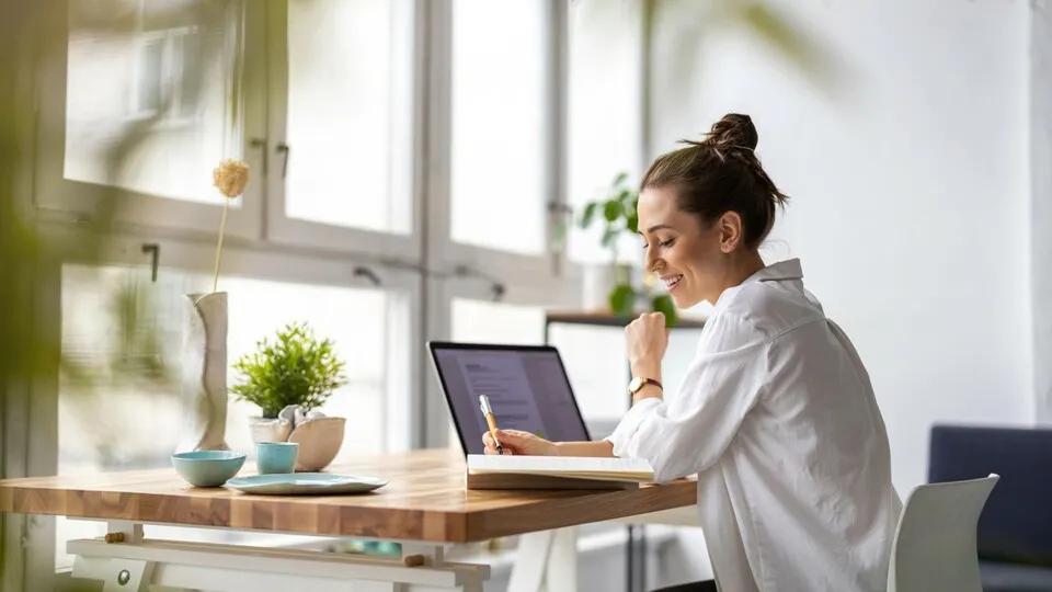 Homeoffice und Firmenwagen: Hybride Arbeitsmodelle verändern die Regeln für Dienstwagenbesteuerung.
