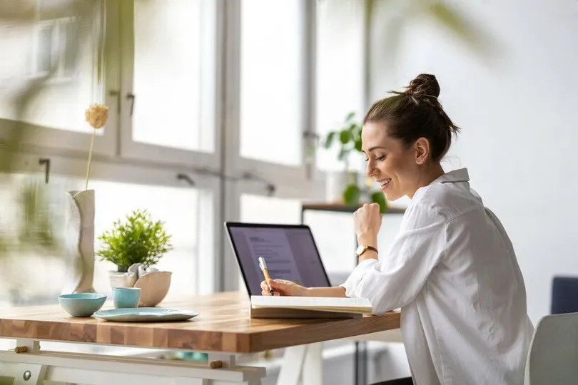 Homeoffice und Firmenwagen: Hybride Arbeitsmodelle verändern die Regeln für Dienstwagenbesteuerung.