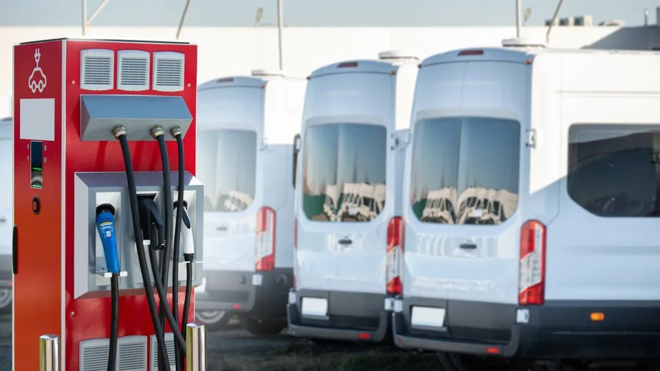 Laut einer Umfrage von MHC Mobility sind die meisten Handwerksbetriebe E-Fahrzeugen gegenüber offen. Es gibt allerdings noch ein paar Hürden.