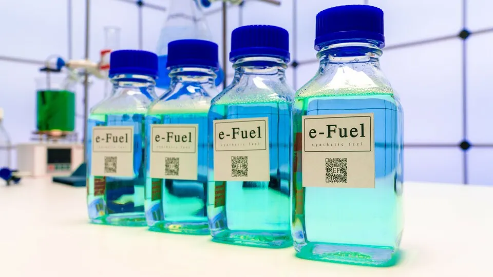E-Fuels gelten als klimaneutrale Alternative zu fossilen Kraftstoffen, da sie unter Verwendung von erneuerbaren Energien hergestellt werden und im Betrieb CO₂-neutral sind.