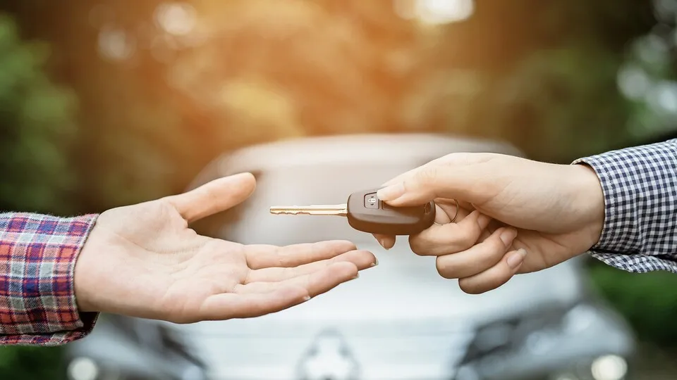 Bis es beim Neuwagen zur Schlüsselübergabe kommt, kann es derzeit länger dauern. Was aber lässt sich rechtlich gegten Lieferverzögerungen tun?